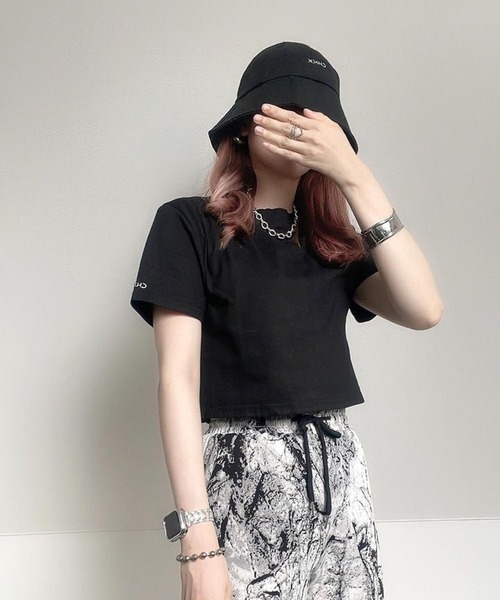 Chick（チック）の「【CHICK ORIGINAL】ワンポイント刺繍 クロップド半袖Tシャツ（Tシャツ/カットソー・レディース・ホワイト/ブラック・FREE）」の2枚目の写真