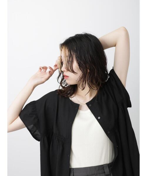 Samansa Mos2 blue(サマンサモスモスブルー)の「シャーリング切替ブラウス(シャツ/ブラウス・レディース・オフホワイト/ブラック/ブルー・F)」の2枚目の写真