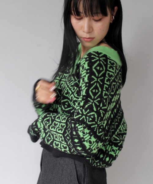 SANSeLF（サンセルフ）の「バイカラーパターンVネックニット【SANSeLF】sanw24a003（ニット/セーター・レディース・ブルー/グリーン/レッド・FREE）」の2枚目の写真