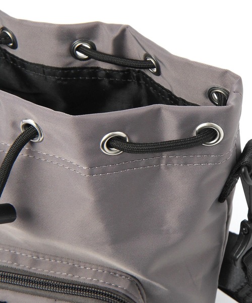 LAKOLE（ラコレ）の「フロントP巾着ショルダーバッグ / 991663（ショルダーバッグ・メンズ・ブラック/ホワイト/チャコールグレー/ライトブルー・FREE）」の15枚目の写真