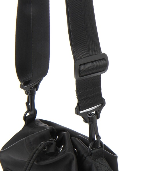 LAKOLE（ラコレ）の「フロントP巾着ショルダーバッグ / 991663（ショルダーバッグ・メンズ・ブラック/ホワイト/チャコールグレー/ライトブルー・FREE）」の8枚目の写真