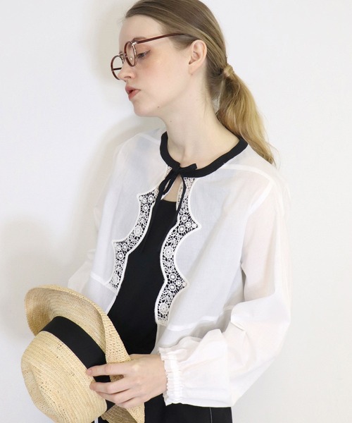 haupia（ハウピア）の「ｗｈｉｔｅ　ａｐｐｌｅ　ｂｌｏｓｓｏｍ 【 ブラウス 】（シャツ/ブラウス・レディース・オフホワイト/ホワイト×ブラック/ブラック・MEDIUM）」の2枚目の写真