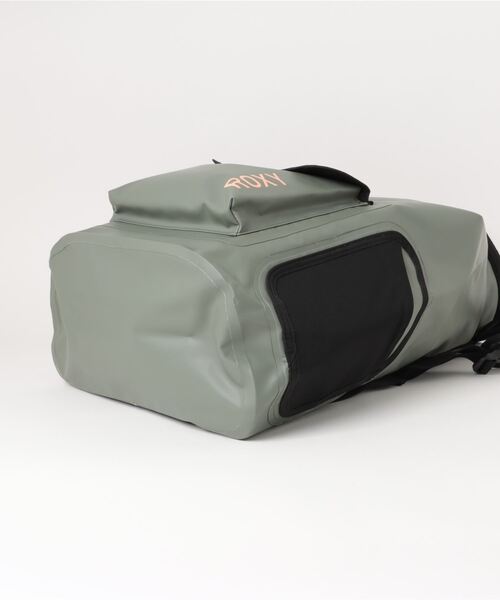 ROXY(ロキシー)の「NEED IT/ロキシーワンポイントブランドロゴロールバッグ(バックパック/リュック・レディース・グレー/ブラック・FREE)」の4枚目の写真