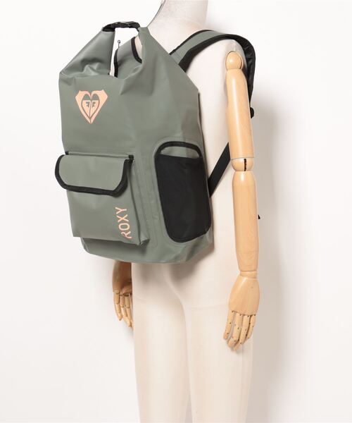 ROXY(ロキシー)の「NEED IT/ロキシーワンポイントブランドロゴロールバッグ(バックパック/リュック・レディース・グレー/ブラック・FREE)」の6枚目の写真