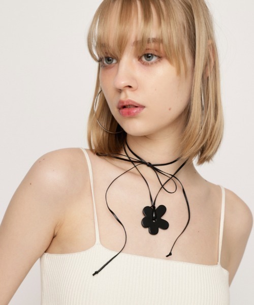 SLY（スライ）の「FLOWER CHARM CHOKER フラワー チャーム チョーカー（ネックレス・レディース・ブラック/シルバー・FREE）」の2枚目の写真