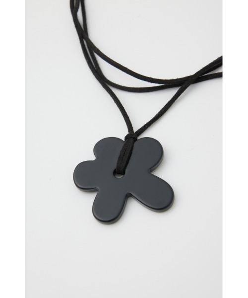 SLY（スライ）の「FLOWER CHARM CHOKER フラワー チャーム チョーカー（ネックレス・レディース・ブラック/シルバー・FREE）」の4枚目の写真