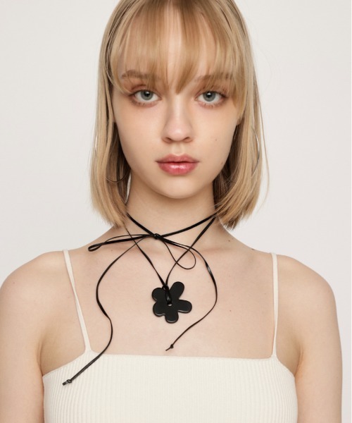 SLY（スライ）の「FLOWER CHARM CHOKER フラワー チャーム チョーカー（ネックレス・レディース・ブラック/シルバー・FREE）」の7枚目の写真