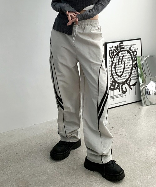 FOLLOWIN（フォロウィン）の「[UNISEX][スポーティーブロックコアルック]ナイロン配色ストリングワイドパンツ（その他パンツ・レディース・ライトグレー/ブラック・FREE）」の2枚目の写真