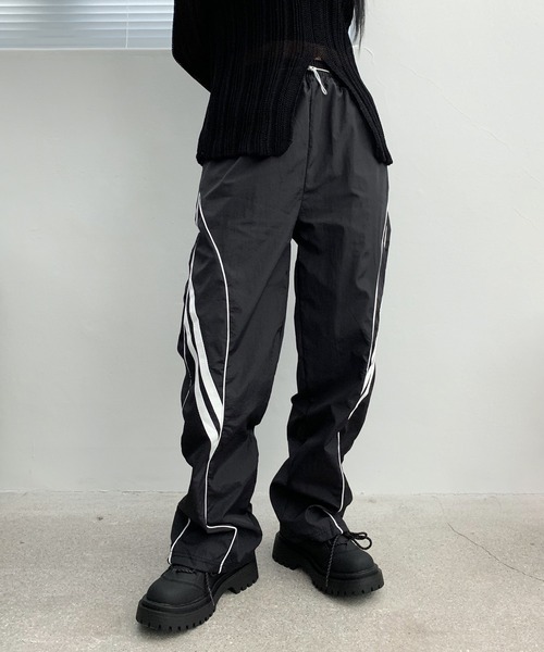 FOLLOWIN（フォロウィン）の「[UNISEX][スポーティーブロックコアルック]ナイロン配色ストリングワイドパンツ（その他パンツ・レディース・ライトグレー/ブラック・FREE）」の4枚目の写真