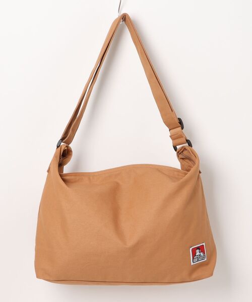 BEN DAVIS(ベンデイビス)の「【BEN DAVIS/ベンデイヴィス】 ビッグキャンパスショルダーバッグ(バックパック/リュック・メンズ・ブラック/オフホワイト/キャメル/カーキ・FREE)」の4枚目の写真