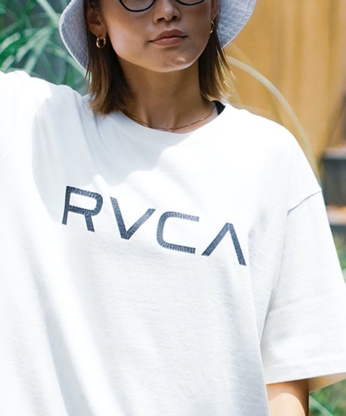RVCA(ルーカ)の「RVCA メンズ BIG RVCA VITAGE RED STITCH TEE Tシャツ 【2024年春夏モデル】/ルーカ半袖ワンポイントロゴTシャツ(Tシャツ/カットソー・メンズ・オフホワイト/ヘザーグレー/ブルー/ブラック/グリーン系その他/エンジ・LARGE/MEDIUM/SMALL)」の2枚目の写真