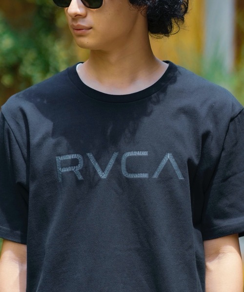 RVCA(ルーカ)の「RVCA メンズ BIG RVCA VITAGE RED STITCH TEE Tシャツ 【2024年春夏モデル】/ルーカ半袖ワンポイントロゴTシャツ(Tシャツ/カットソー・メンズ・オフホワイト/ヘザーグレー/ブルー/ブラック/グリーン系その他/エンジ・LARGE/MEDIUM/SMALL)」の3枚目の写真