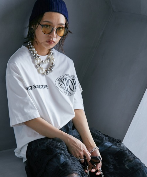 GEVS.(ジェイヴィス)の「<大きいサイズ> 綿100%ゆったりシルエットロゴプリントTシャツ GEVS.(Tシャツ/カットソー・レディース・チャコール/オフホワイト・4L/3L/LL/L/5L)」の1枚目の写真