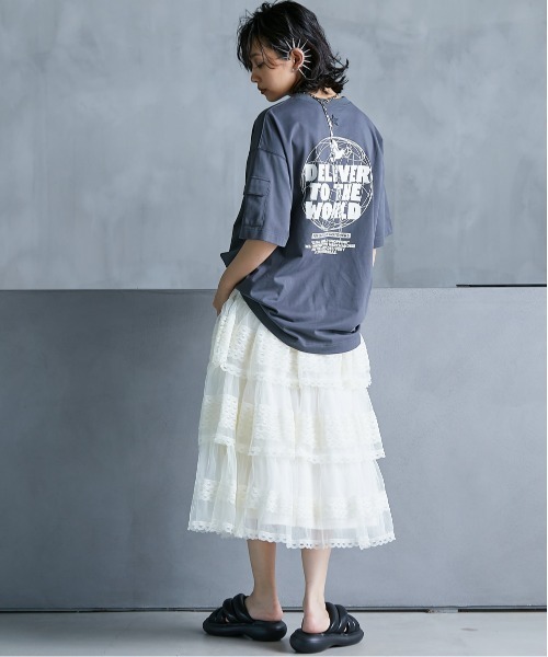 GEVS.(ジェイヴィス)の「<大きいサイズ> 綿100%ゆったりシルエットロゴプリントTシャツ GEVS.(Tシャツ/カットソー・レディース・チャコール/オフホワイト・4L/3L/LL/L/5L)」の12枚目の写真