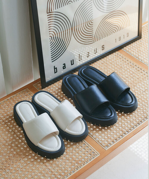 KOBE LETTUCE（コウベレタス）の「厚底ヒールサンダル（サンダル・レディース・ブラック/オフホワイト・L/M/S）」の2枚目の写真