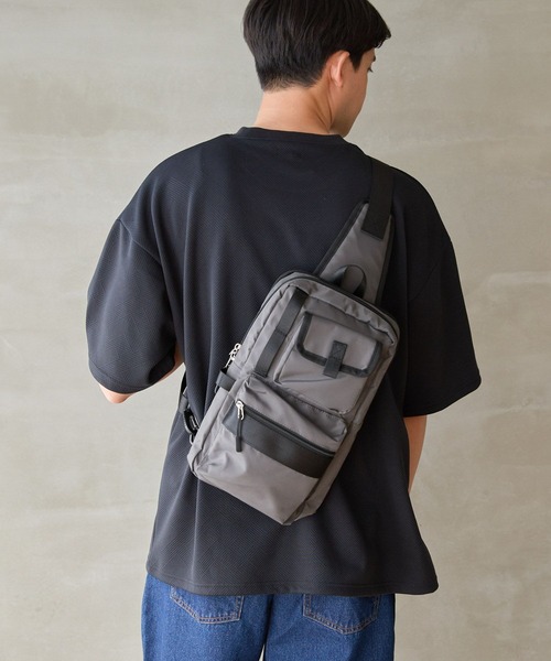 LAKOLE（ラコレ）の「ガジェット縦長ボディバッグ / 132184（ボディバッグ/ウエストポーチ・メンズ・チャコールグレー/ネイビー/ブラック・FREE）」の3枚目の写真
