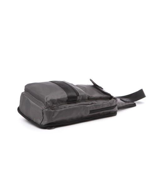 LAKOLE（ラコレ）の「ガジェット縦長ボディバッグ / 132184（ボディバッグ/ウエストポーチ・メンズ・チャコールグレー/ネイビー/ブラック・FREE）」の8枚目の写真