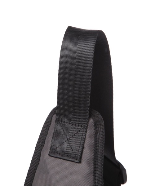 LAKOLE（ラコレ）の「ガジェット縦長ボディバッグ / 132184（ボディバッグ/ウエストポーチ・メンズ・チャコールグレー/ネイビー/ブラック・FREE）」の9枚目の写真