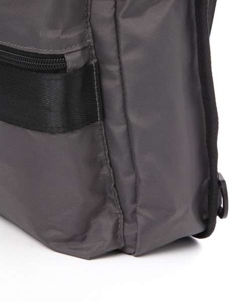 LAKOLE（ラコレ）の「ガジェット縦長ボディバッグ / 132184（ボディバッグ/ウエストポーチ・メンズ・チャコールグレー/ネイビー/ブラック・FREE）」の10枚目の写真