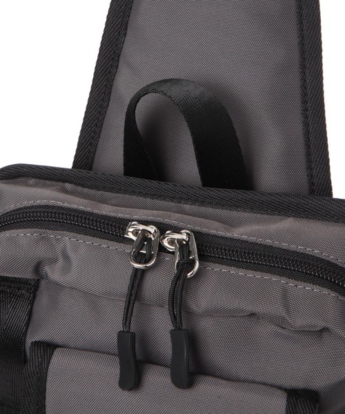 LAKOLE（ラコレ）の「ガジェット縦長ボディバッグ / 132184（ボディバッグ/ウエストポーチ・メンズ・チャコールグレー/ネイビー/ブラック・FREE）」の11枚目の写真