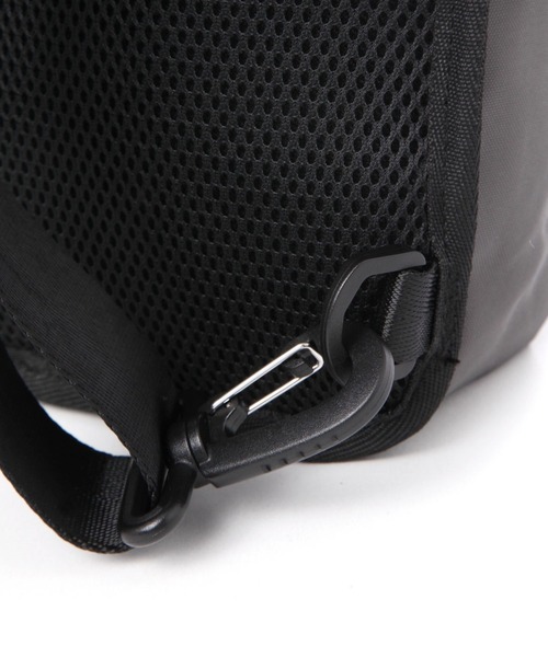 LAKOLE（ラコレ）の「ガジェット縦長ボディバッグ / 132184（ボディバッグ/ウエストポーチ・メンズ・チャコールグレー/ネイビー/ブラック・FREE）」の17枚目の写真