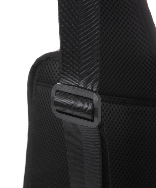 LAKOLE（ラコレ）の「ガジェット縦長ボディバッグ / 132184（ボディバッグ/ウエストポーチ・メンズ・チャコールグレー/ネイビー/ブラック・FREE）」の18枚目の写真