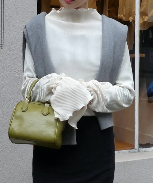 classicalelf（クラシカルエルフ）の「華奢見えが叶う 女性の味方。 キャンディー スリーブ プリーツ メロー トップス（Tシャツ/カットソー・レディース・グレイッシュブルー/ブラック/アイボリー/グレイッシュベージュ・X-LARGE/SMALL/MEDIUM/LARGE）」の16枚目の写真