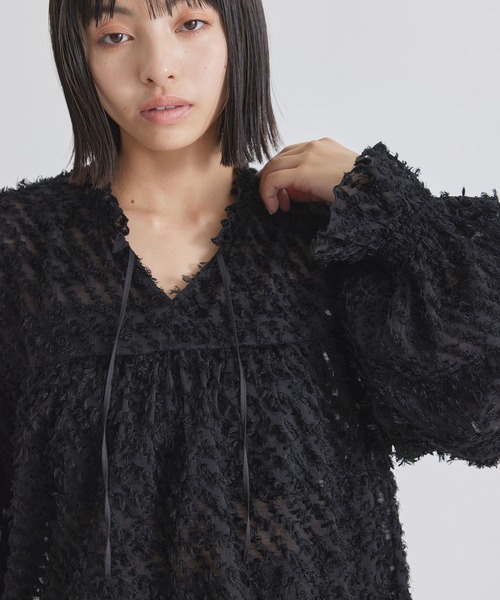 VIS（ビス）の「カットジャガードフリンジボリュームブラウス（シャツ/ブラウス・レディース・ブラック/キナリ・FREE）」の9枚目の写真