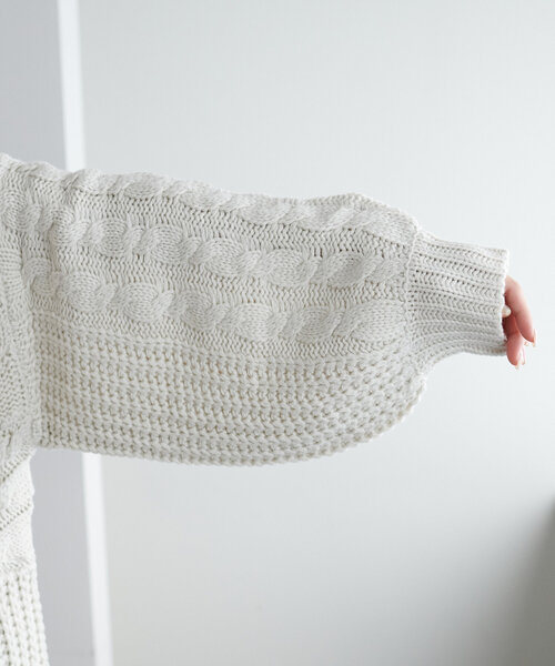 DISCOAT（ディスコート）の「【SNSで人気！】パッチワークケーブルボリュームニット《WEB限定》（ニット/セーター・レディース・レッド/ネイビー/グリーン系その他/チャコールグレー/アイボリー・MEDIUM）」の8枚目の写真