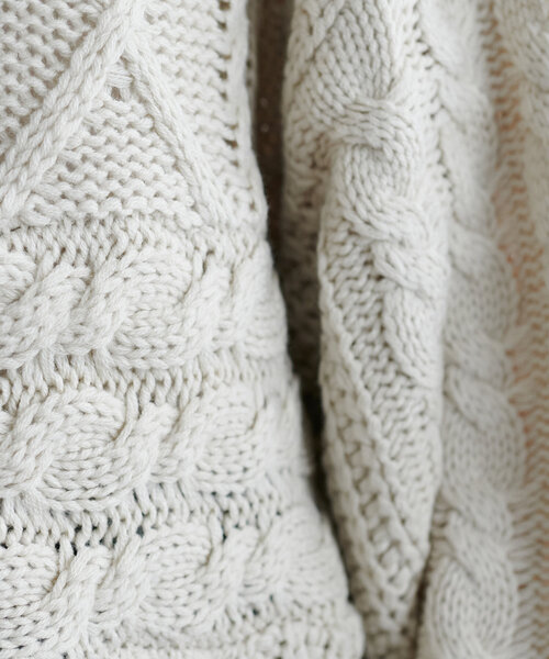 DISCOAT（ディスコート）の「【SNSで人気！】パッチワークケーブルボリュームニット《WEB限定》（ニット/セーター・レディース・レッド/ネイビー/グリーン系その他/チャコールグレー/アイボリー・MEDIUM）」の7枚目の写真