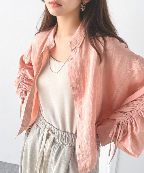 classicalelf（クラシカルエルフ）の「上品な抜け感と自由なアレンジ叶う。2wayカラー袖シャーリングシアー素材シャツブラウス（長袖）（シャツ/ブラウス・レディース・ブラウン/ピンク/ベージュ/チャコール・LARGE/MEDIUM/SMALL/X-LARGE）」の4枚目の写真