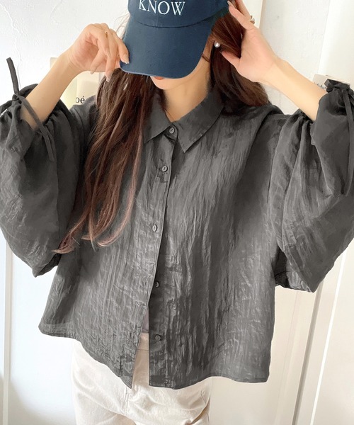 classicalelf（クラシカルエルフ）の「上品な抜け感と自由なアレンジ叶う。2wayカラー袖シャーリングシアー素材シャツブラウス（長袖）（シャツ/ブラウス・レディース・ブラウン/ピンク/ベージュ/チャコール・LARGE/MEDIUM/SMALL/X-LARGE）」の2枚目の写真