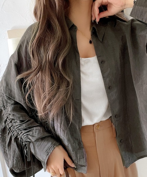 classicalelf（クラシカルエルフ）の「上品な抜け感と自由なアレンジ叶う。2wayカラー袖シャーリングシアー素材シャツブラウス（長袖）（シャツ/ブラウス・レディース・ブラウン/ピンク/ベージュ/チャコール・LARGE/MEDIUM/SMALL/X-LARGE）」の22枚目の写真