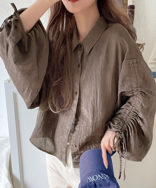 classicalelf（クラシカルエルフ）の「上品な抜け感と自由なアレンジ叶う。2wayカラー袖シャーリングシアー素材シャツブラウス（長袖）（シャツ/ブラウス・レディース・ブラウン/ピンク/ベージュ/チャコール・LARGE/MEDIUM/SMALL/X-LARGE）」の5枚目の写真