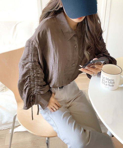 classicalelf（クラシカルエルフ）の「上品な抜け感と自由なアレンジ叶う。2wayカラー袖シャーリングシアー素材シャツブラウス（長袖）（シャツ/ブラウス・レディース・ブラウン/ピンク/ベージュ/チャコール・LARGE/MEDIUM/SMALL/X-LARGE）」の8枚目の写真