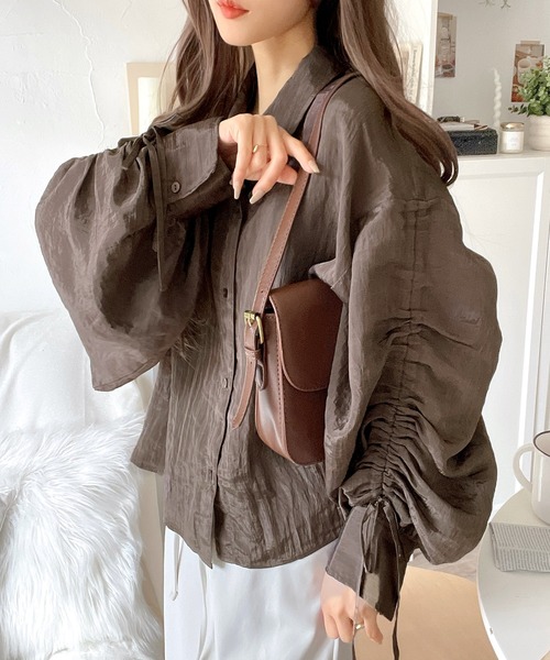 classicalelf（クラシカルエルフ）の「上品な抜け感と自由なアレンジ叶う。2wayカラー袖シャーリングシアー素材シャツブラウス（長袖）（シャツ/ブラウス・レディース・ブラウン/ピンク/ベージュ/チャコール・LARGE/MEDIUM/SMALL/X-LARGE）」の17枚目の写真