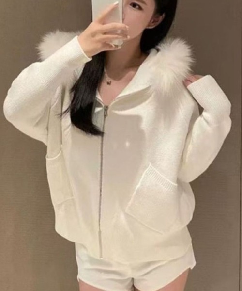 LETee(レティー)の「フェイクファー付きフ―ディーニットジャケット(カーディガン/ボレロ・レディース・ベージュ/ホワイト/グレー・FREE)」の4枚目の写真