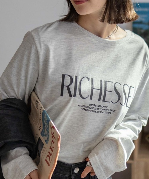 NAVY(ネイビー)の「NAVY ロゴプリント長袖Tシャツ(Tシャツ/カットソー・レディース・グレイッシュベージュ/オートミール/チャコール・M/L)」の1枚目の写真