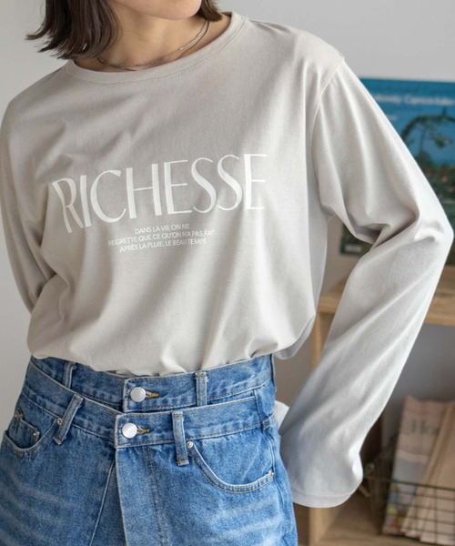 NAVY(ネイビー)の「NAVY ロゴプリント長袖Tシャツ(Tシャツ/カットソー・レディース・グレイッシュベージュ/オートミール/チャコール・M/L)」の3枚目の写真