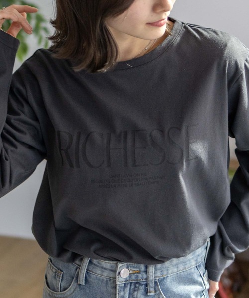 NAVY(ネイビー)の「NAVY ロゴプリント長袖Tシャツ(Tシャツ/カットソー・レディース・グレイッシュベージュ/オートミール/チャコール・M/L)」の2枚目の写真