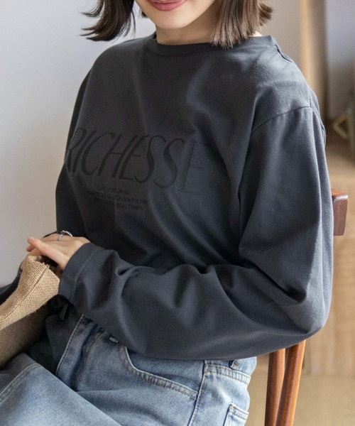 NAVY(ネイビー)の「NAVY ロゴプリント長袖Tシャツ(Tシャツ/カットソー・レディース・グレイッシュベージュ/オートミール/チャコール・M/L)」の4枚目の写真