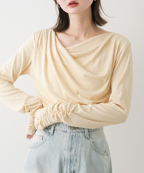 SENSE OF PLACE by URBAN RESEARCH(センスオブプレイスバイアーバンリサーチ)の「シャーリングドレープトップ(Tシャツ/カットソー・レディース・カーキ/チャコールグレー/ベージュ・ONE)」の2枚目の写真