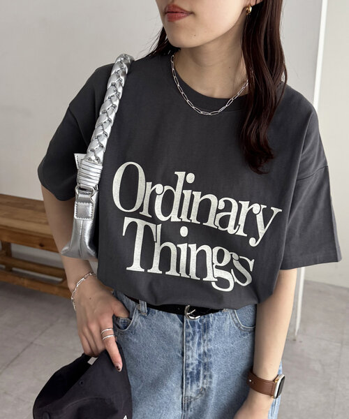 DISCOAT(ディスコート)の「【WEB限定】OrdinaryロゴプリントTシャツ(Tシャツ/カットソー・レディース・ホワイト/ホワイト系その他/チャコールグレー・MEDIUM)」の1枚目の写真