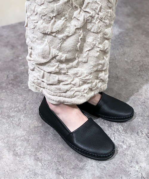 enchanted（エンチャンテッド）の「《APOM》本革アンライニングモカシン（スリッポン・レディース・ホワイト/ベージュ/ブラック/シルバー・38/39/40/41/37/36/35）」の2枚目の写真