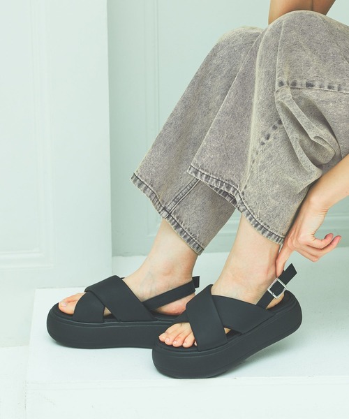 LAKOLE（ラコレ）の「パフィークロスサンダル / 291942（サンダル・レディース・ブラック/オフホワイト・MEDIUM/LARGE）」の2枚目の写真