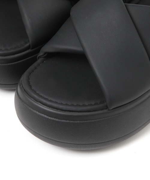 LAKOLE（ラコレ）の「パフィークロスサンダル / 291942（サンダル・レディース・ブラック/オフホワイト・MEDIUM/LARGE）」の4枚目の写真