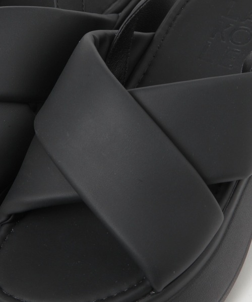 LAKOLE（ラコレ）の「パフィークロスサンダル / 291942（サンダル・レディース・ブラック/オフホワイト・MEDIUM/LARGE）」の3枚目の写真