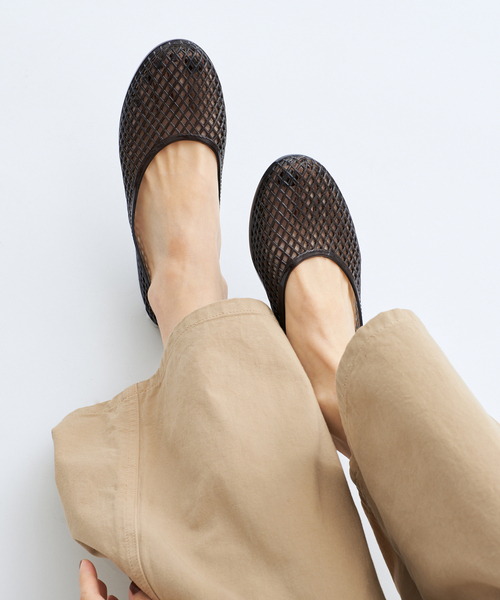 IENA(イエナ)の「ANCIENT GREEK SANDALS JELLI IRO フラットシューズ(その他シューズ・レディース・ブラック/レッド/ベージュ・36/37/38)」の5枚目の写真