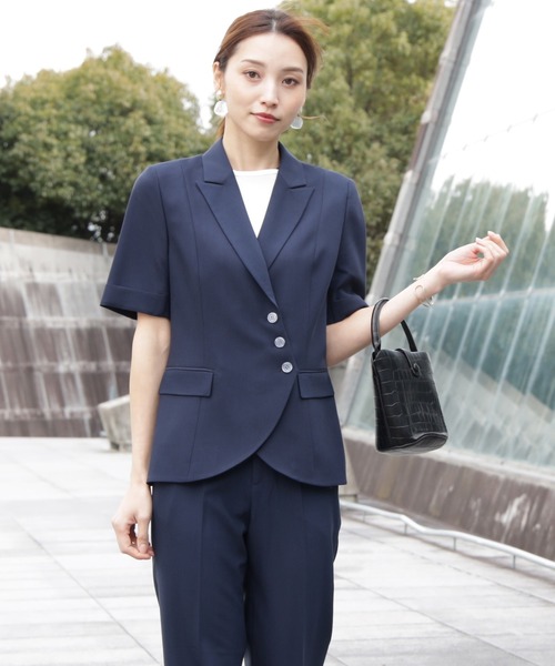 DRESS PLUS（ドレスプラス）の「ボタンがアクセントのセットアップスーツ（スーツパンツ・レディース・グレー/ネイビー/グレイッシュブルー・M/L）」の4枚目の写真