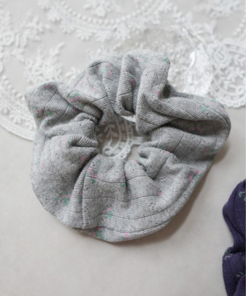 IMARI（イマリ）の「【 IMARI / イマリ 】 小花柄 リブニット ガーリー シュシュ（シュシュ・レディース・グレー/ホワイト/ネイビー/ブラウン・FREE）」の3枚目の写真